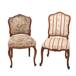 Lote de sillas. Siglo XX. Estructura de madera una tapicería floral y otra en tapicería a rayas. Piezas: 2