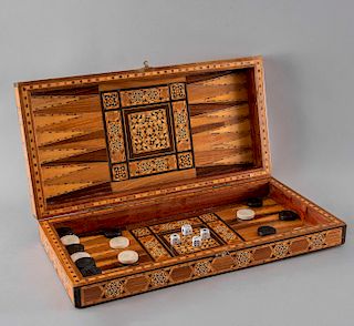 Backgammon. Siglo XX. Estilo Marroquí. Estuche-tablero de madera con aplicaciones de taraceado, con 30 fichas de resina.