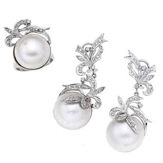Anillo y par de aretes con medias perlas y diamantes en plata paladio. 3 medias perlas cultivadas color gris de 18mm. 60 diamant...