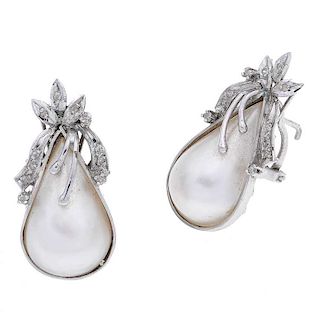 Par de aretes con medias perlas y diamantes en plata paladio. 2 medias perlas cultivadas color gris corte gota. 22 diamantes cor...