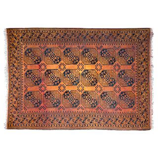 Alfombra. Pakistán, siglo XX. Anudado a mano en fibras de lana y algodón. Decorado con motivos geométricos con fondo café.