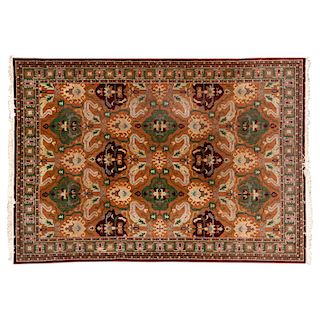 Tapete. Persia, siglo XX. Estilo Kilman. Elaborado en fibras de lana y algodón. Decorado con motivos orgánicos y florales.