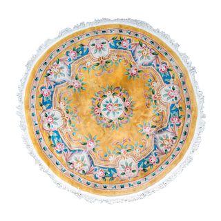 Tapete. China, siglo XX. Estilo Pekín. Diseño circular. Elaborado en fibras de lana y algodón. Decorado con cenefa floral.
