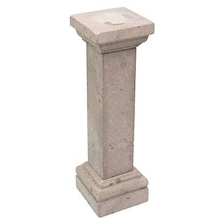 Pedestal. Siglo XX. A 3 cuerpos. Elaborado en cantera con fuste recto, basal escalonado y capitel cuadrangular.