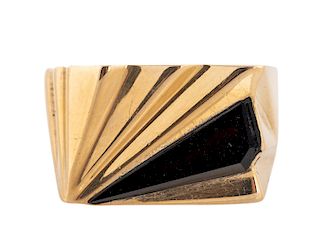 A 14K YELLOW GOLD AND ONYX 'GEOMETRIC' RING DESIGNED BY ERTE [ROMAIN DE TIRTOFF] (RUSSIAN-FRENCH 1892-1990)