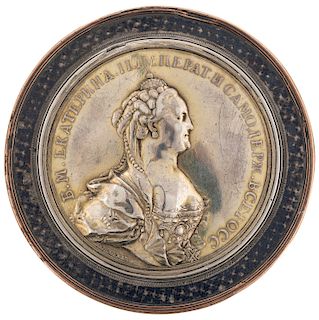 A RUSSIAN GILT SILVER AND NIELLO SNUFF BOX WITH PORTRAIT OF YEKATERINA II, AFTER 1763