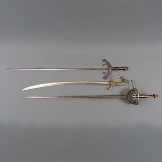 Lote de 3 espadas. Origen europeo. Siglo XX. Elaboradas en acero. Diferentes diseños de empuñadura.