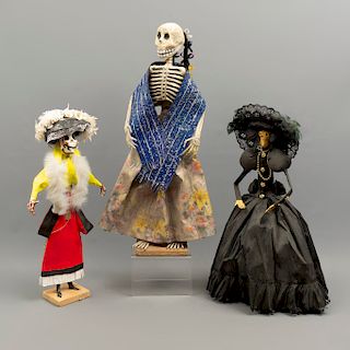 Lote de 3 figuras decorativas. México. SXX. En papel maché. Consta de: 2 Catrinas y una indígena esqueleto. 57 x 30 x 14 cm. (mayor)