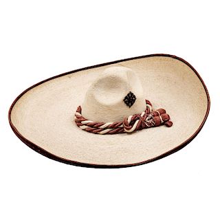 Sombrero Charro. Michoacán, México. Finales del Siglo XX. De palma real con ribete y toquilla de artisela y con chapetas de cuero.
