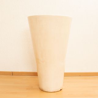 Maceta. México. Siglo XX. Elaborada en cerámica. Color blanco.