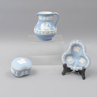 Lote de 3 piezas. Inglaterra. Siglo XX. Elaboradas en porcelana Wedgwood. Acabado gres. Consta de: cremera, depósito y botanero.