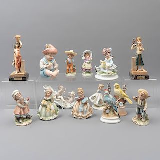 Lote de 14 figuras decorativas. Italia, Japón y México. En plástico y porcelana de Cuernavaca, Lefton y Marika. 2 firmados Simonetti.
