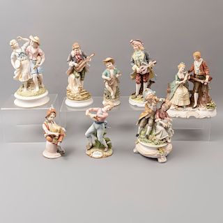 Lote de 8 figuras decorativas. Japón. SXX En porcelana Lefton, Napcoware, La Cornamusa, Ardco y Sadek. Consta de: niño con gaita, otros