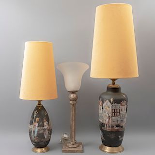 Lote de 3 lámparas de mesa. SXX. En cerámica y metal. Electrificadas para una luz. Pantallas de tela y vidrio. 109 x 36 cm. Ø (mayor)