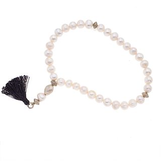Tasbih con perlas. 34 perlas cultivadas color blanco de 11 mm. Peso: 54.9 g.