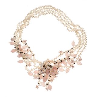 Collar de 4 hilos decorado con perlas, cuarzos color rosa, laminas de madreperla y cuarzos ahumados. Peso: 376.8 g.