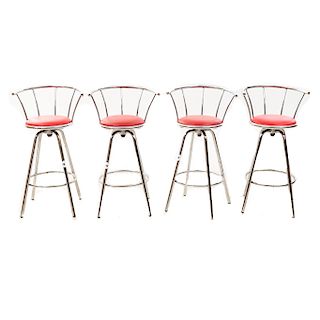Lote de 4 sillas periqueras. Siglo XX. Elaborados en metal plateado. Con asientos en tapicería sintética color rojo. 100 x 55 cm.