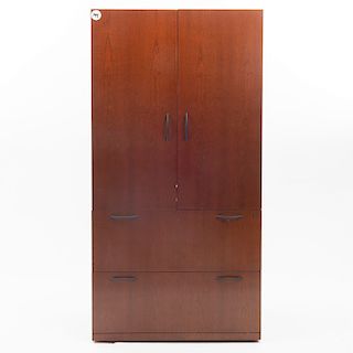 Gabinete. Siglo XX. Elaborado en madera laminada. Con 2 puertas abatibles y 2 cajones con tiradores de metal. 180 x 91 x 60 cm.