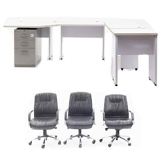 Lote de muebles para oficina. SXX. En aglomerado, material sintético y metal. Consta de: Escritorio y 3 sillones ejecutivos.