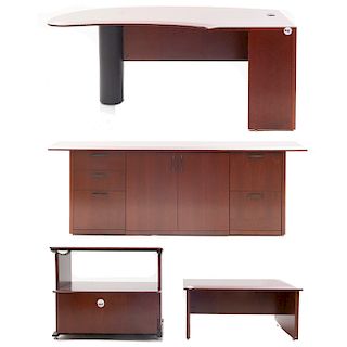 Lote de muebles para oficina. SXX. En madera enchapada. Consta de: Escritorio, mesa auxiliar y mesa de centro. 76 x 213 x 61 cm.