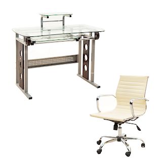 Escritorio y sillón ejecutivo. Siglo XXI. Elaborados en metal, cristal y material sintético. 93 x 119 x 60 cm. (escritorio)
