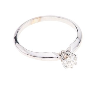 Anillo con diamante en oro blanco de 14k. 1 diamante corte brillante. Color J. Claridad I1. 0.20ct. Talla: 7. Peso: 2.3 g.
