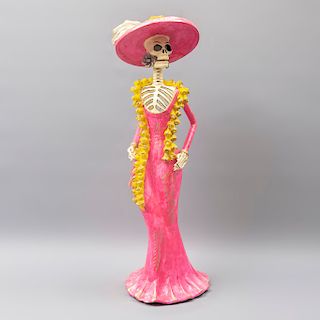 Catrina. México. Siglo XX. Elaborada en barro policromado. Cabeza desmontable. Vestida con vestido rosa, sombrero y boa 60 x 20 x 21 cm