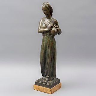 Anónimo. Dama con cántaro. Fundición en bronce. Con base de madera dorada. 36 x 8 x 9 cm.
