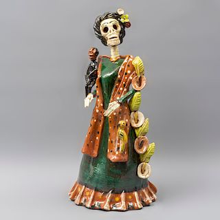 Catrina Frida Kahlo. México. SXX. En barro policromado y esmaltado. Cabeza desmontable. Vestida con vestido. 39 x 19 x 17 cm.