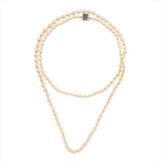 Colla con perlas y broche de metal base. 130 perlas cultivadas color crema de 3 a 7 mm. Peso: 41.9 g.