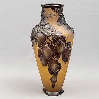 Émile Gallé. Florero. Firmado. Elaborado en cristal de camafeo en colores marrón y ámbar. 40 x 19 cm. Ø