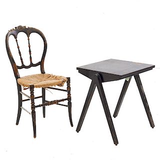 Mesa auxiliar y silla. SXX. En madera. Mesa con fustes lisos en "V" invertida. Silla con asiento de palma tejida. 56 x 46 x 47 cm.