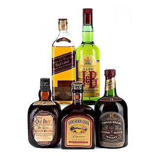 Lote de whisky y licor de whisky. Chivas Regal, Grand old parr, Lochan Ora, Johnnie wallker y J&B. Total de piezas: 5.