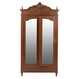 Armario. Francia. SXX. En talla de madera. 2 puertas con espejos de lunas irregulares biseladas y cajón. 230 x 120 x 50 cm.