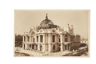 Compañía Industrial Fotográfica. Construcción del Palacio de Bellas Artes. México, ca. 1930.  Fotografía, 17.6 x 28 cm.