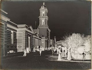 Tibbitts, H. C. Peloton de Soldados / Calle de San Luis Potosí. México, finales del Siglo XIX. Negativos en vidrio 16.2 x 21 cm.