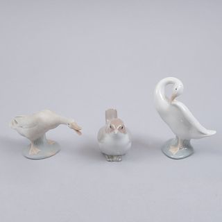 Lote de aves decorativas. España, siglo XX. Elaborado en porcelana Lladró, 2 en acabado brillante y un ganso en acabado gress. Pz: 3