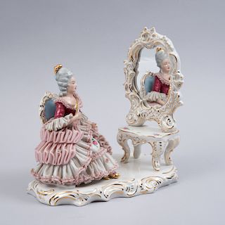 Figura de dama con abanico y coqueta. Alemania, siglo XX. Elaborada en porcelana Wilhelm Rittirsch Dresden acabado brillante.