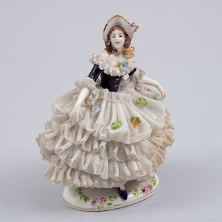 Figura de dama cortesana. Alemania Occidental, mediados del siglo XX. Elaborada en porcelana Franz Wittwer Dresden.