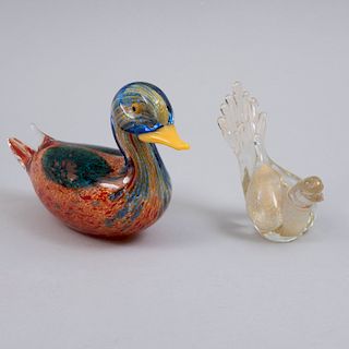 Lote de aves decorativas. Italia, siglo XX. Elaborados en cristal de murano, uno multicolor y otro con polvo de oro. Pz: 2