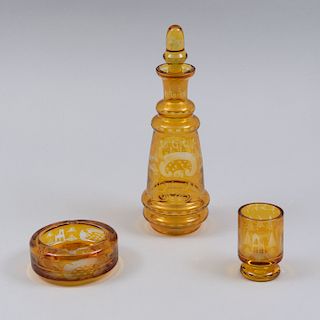 Servicio de licor. Checoslovaquia, siglo XX. Elaborado en cristal de bohemia amarillo. Decorado con motivos animales. Pz: 3