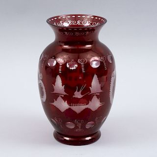 Jarrón. Checoslovaquia, siglo XX. Elaborado en cristal de bohemia rojo Decorado con motivos animales y facetados.