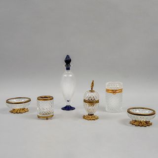 Lote de artículos decorativos. Francia, siglo XX. Elaborados en cristal cortado con aplicaciones de bronce y metal dorado. Pz: 6