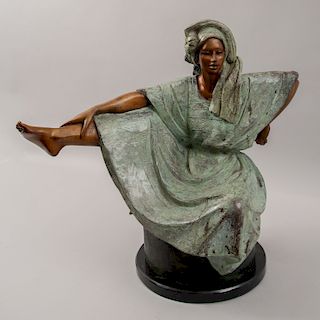 VÍCTOR GUTIÉRREZ, Escultura de mujer con tocado. Firmada y fechada '88. Fundición en bronce patinado con base de mármol, 18/20.
