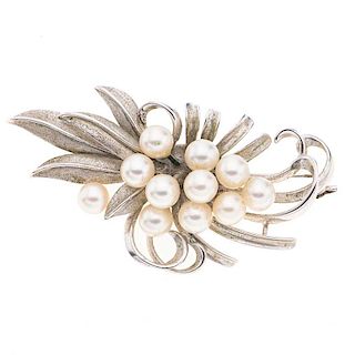 Prendedor con perlas en plata .925. 11 perlas cultivadas de color gris de 6 mm. Peso: 17.3 g.