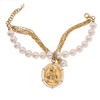 Pulsera con perlas en plata dorada .925. 17 perlas cultivadas color blanco de 11mm. 8 hilos de plata dorada. 1 pendiente de me...
