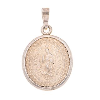 Medalla en plata .925 con imagen de la Vírgen de Guadalupe. Peso: 5.1 g.
