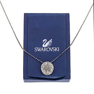 Collar y pendiente con cristales facetados y metal base de la firma Swarovski. Peso: 7.9 g. Estuche original.