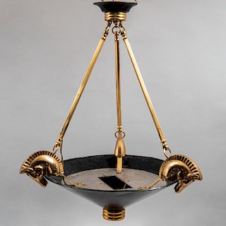 Lámpara de techo. Siglo XX. Estilo Art Decó. Estructura de metal dorado con lámina troquelada color negro. Para 1 luz.