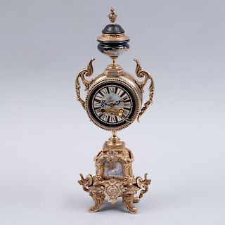 Reloj de chimenea. Siglo XX. Fundición en metal dorado con cáratula porcelanizada y mecanismo de cuerda.